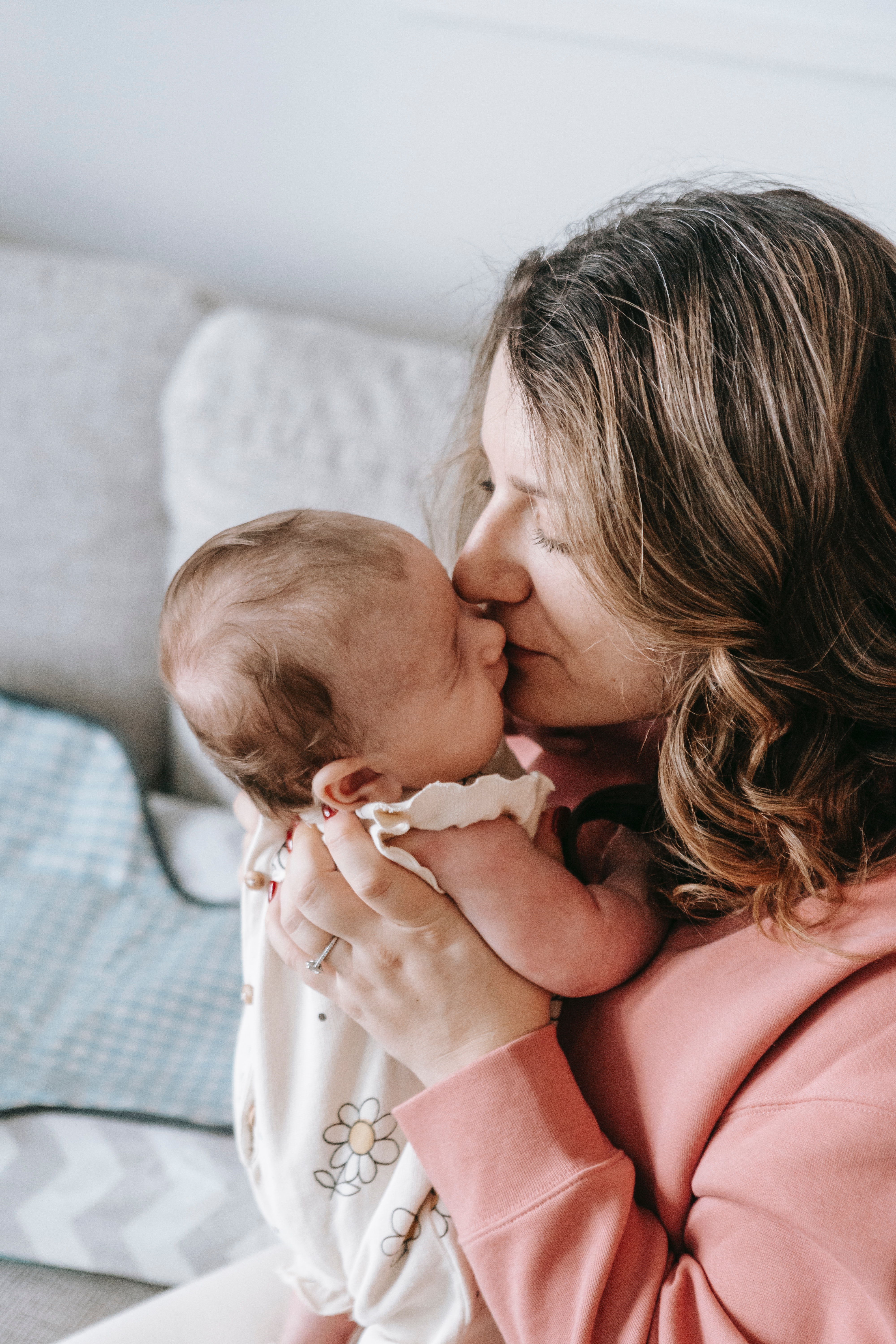 bisou entre maman et bébé - post partum